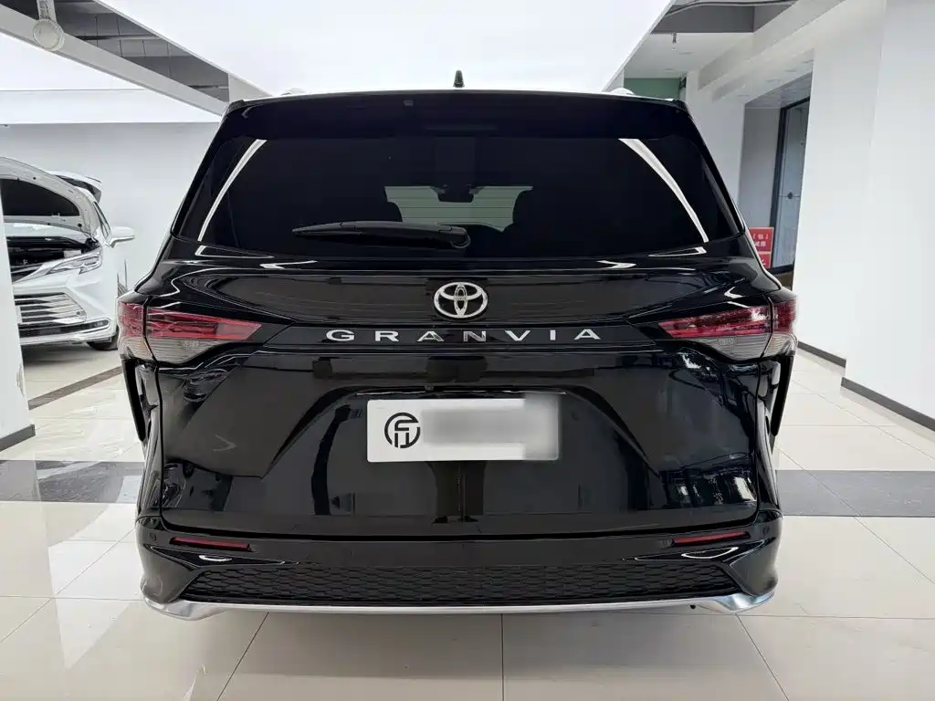 Toyota Granvia — миниатюра 10
