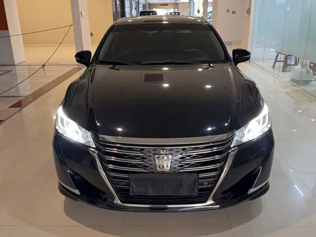 Toyota Crown — миниатюра 2