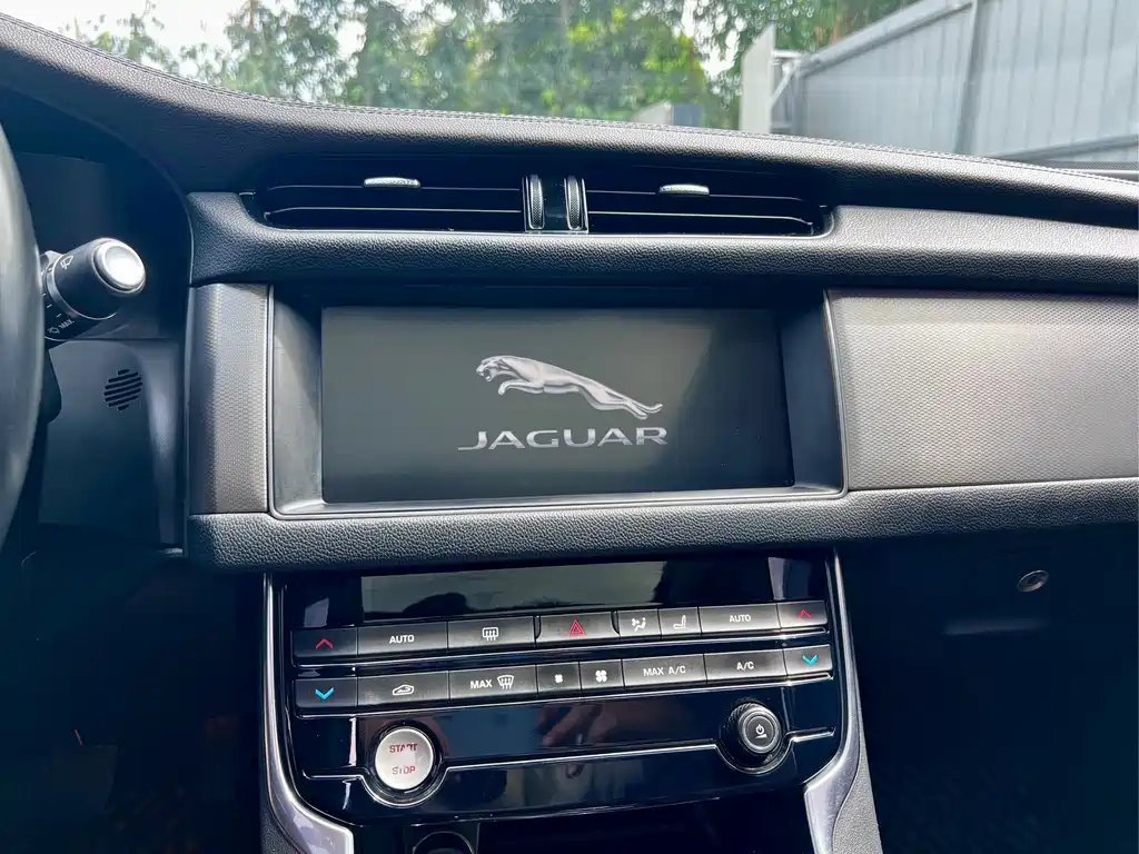 Jaguar XFL — миниатюра 13