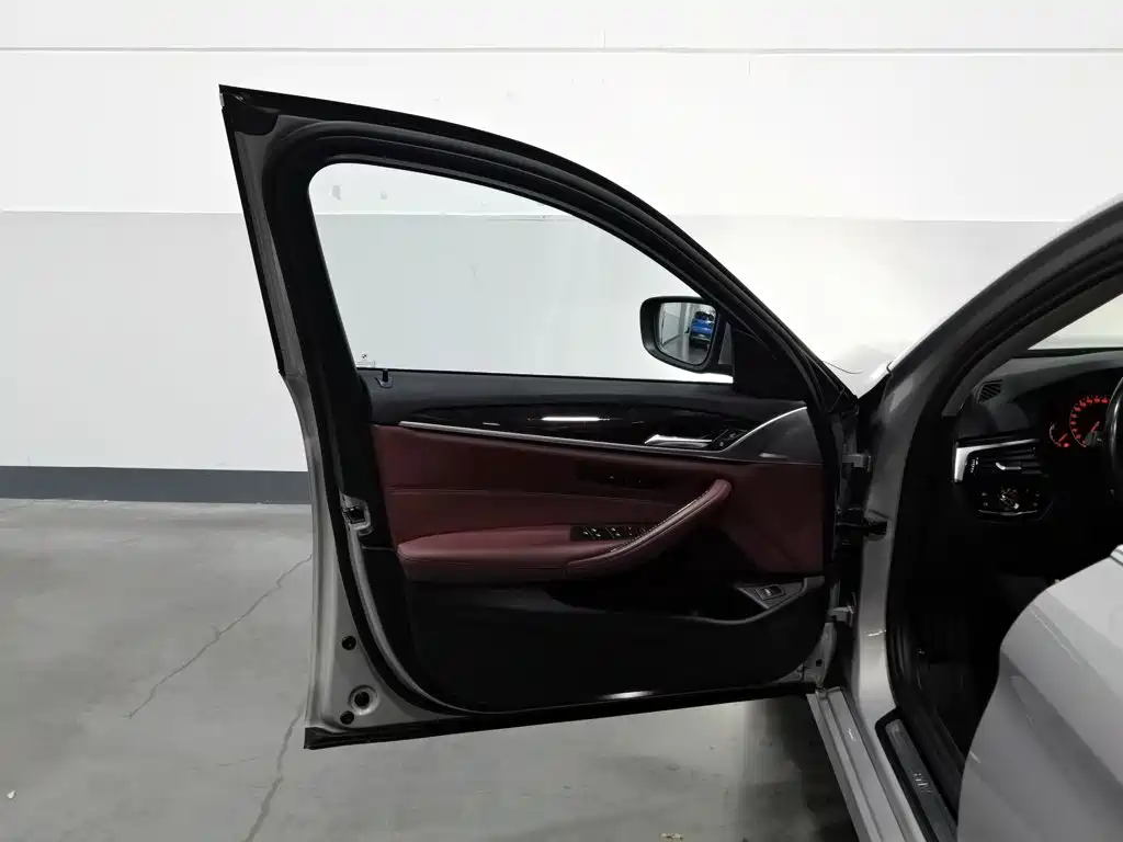 BMW 5 Series — миниатюра 8
