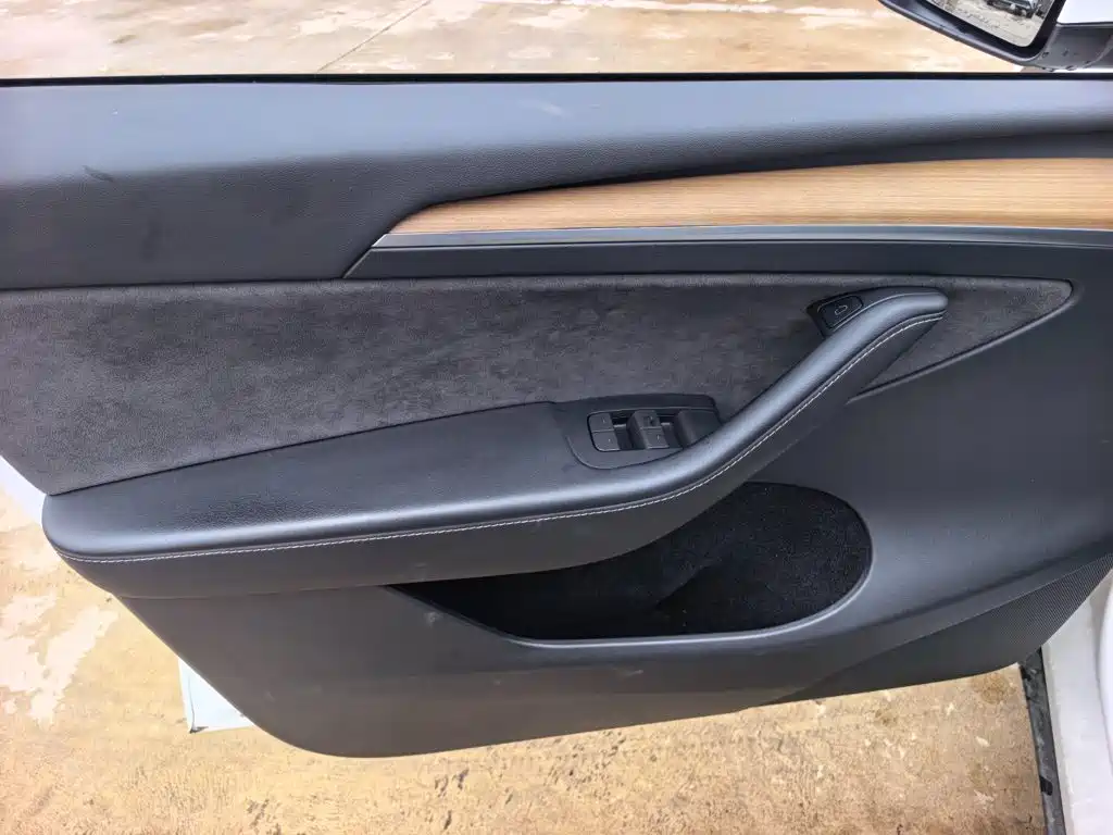 Tesla Model Y — миниатюра 8
