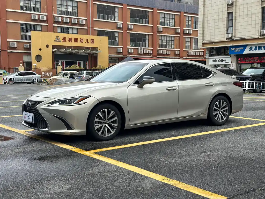 Lexus ES 2018 300h V