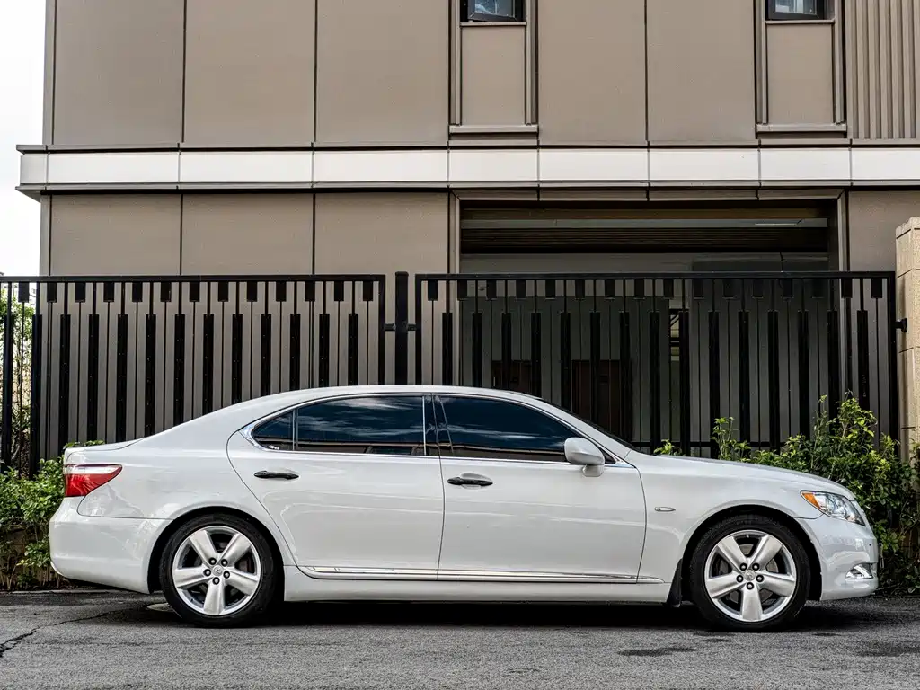Lexus LS — миниатюра 3