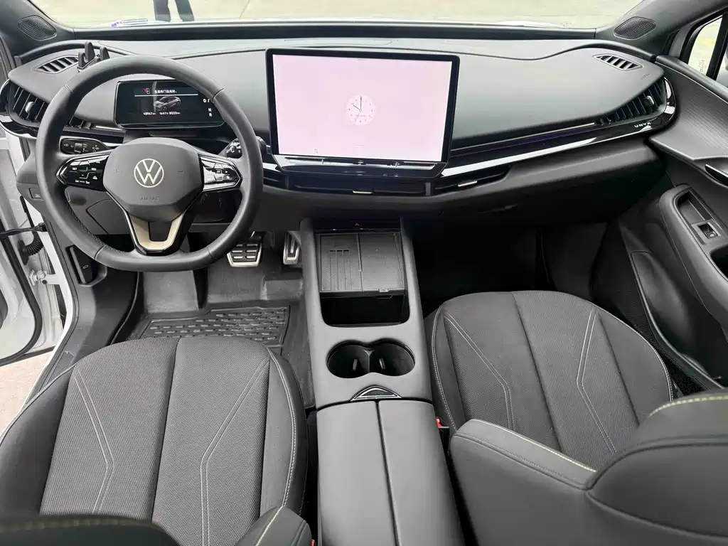 VOLKSWAGEN WITH THE CROWD 06