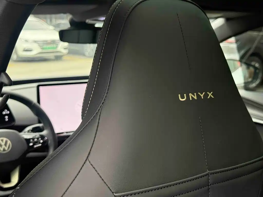 VOLKSWAGEN WITH THE CROWD 06