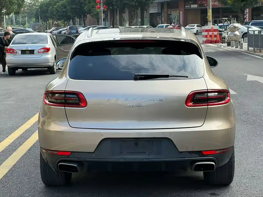 PORSCHE MACAN