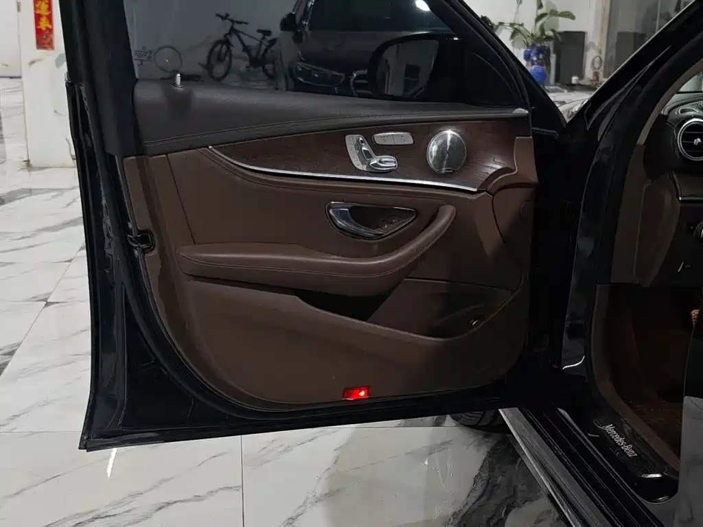 Mercedes-Benz E-Class — миниатюра 8