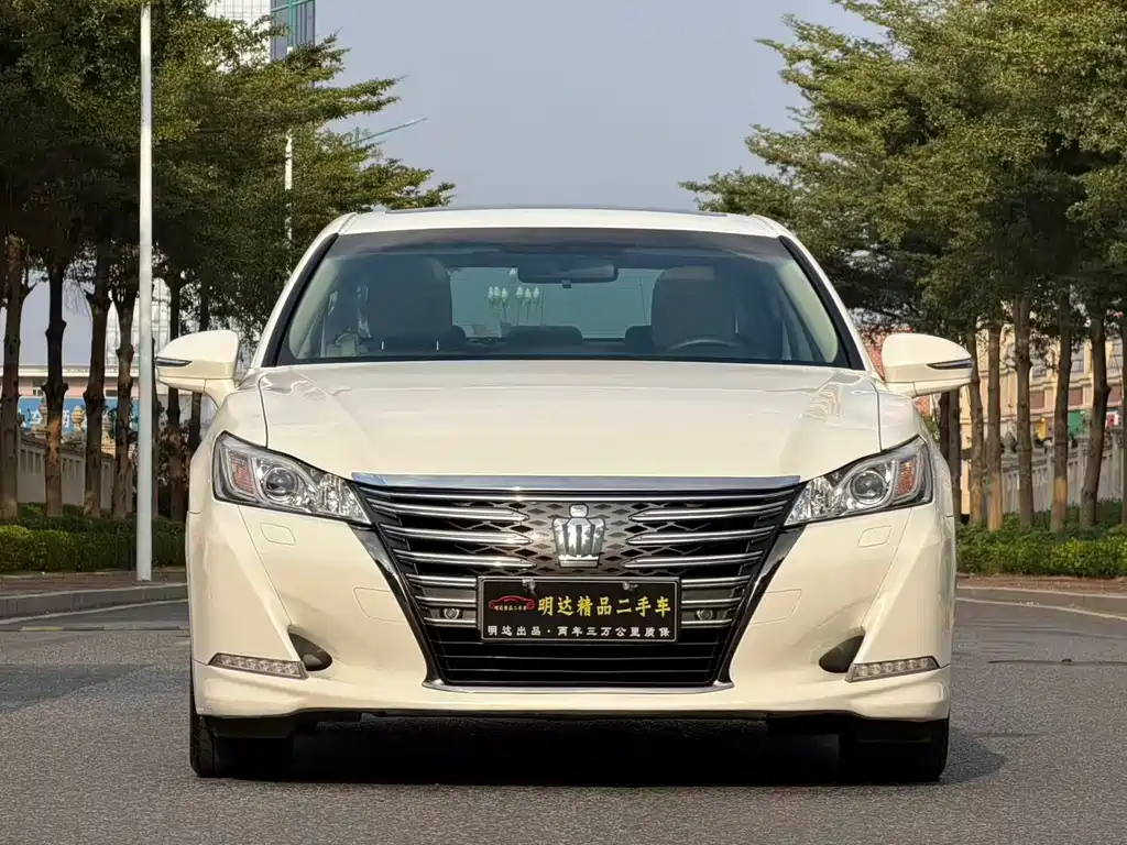 Toyota Crown — миниатюра 3