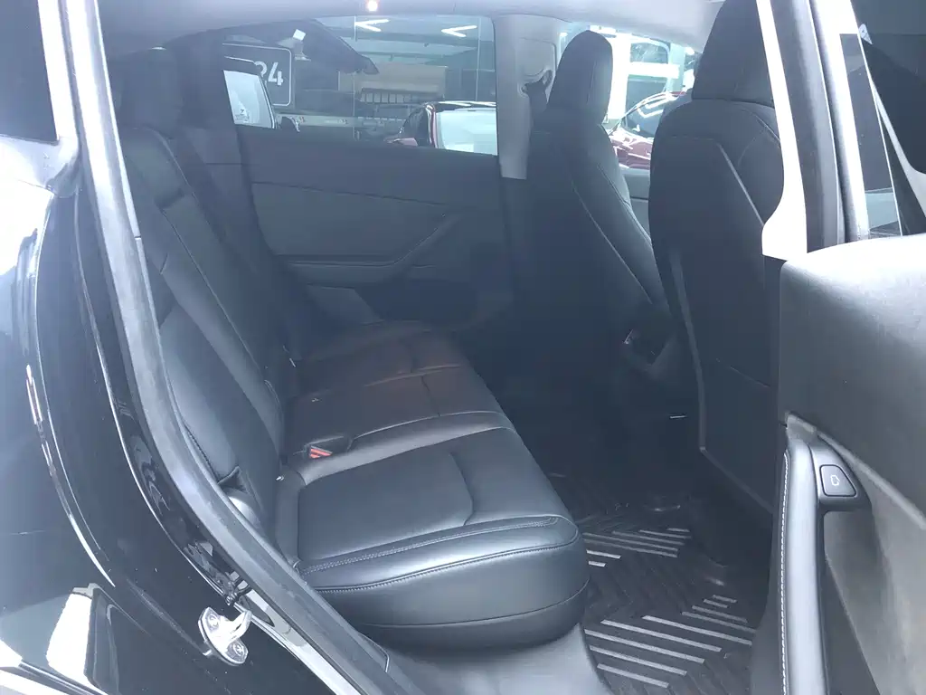 Tesla Model Y — миниатюра 12