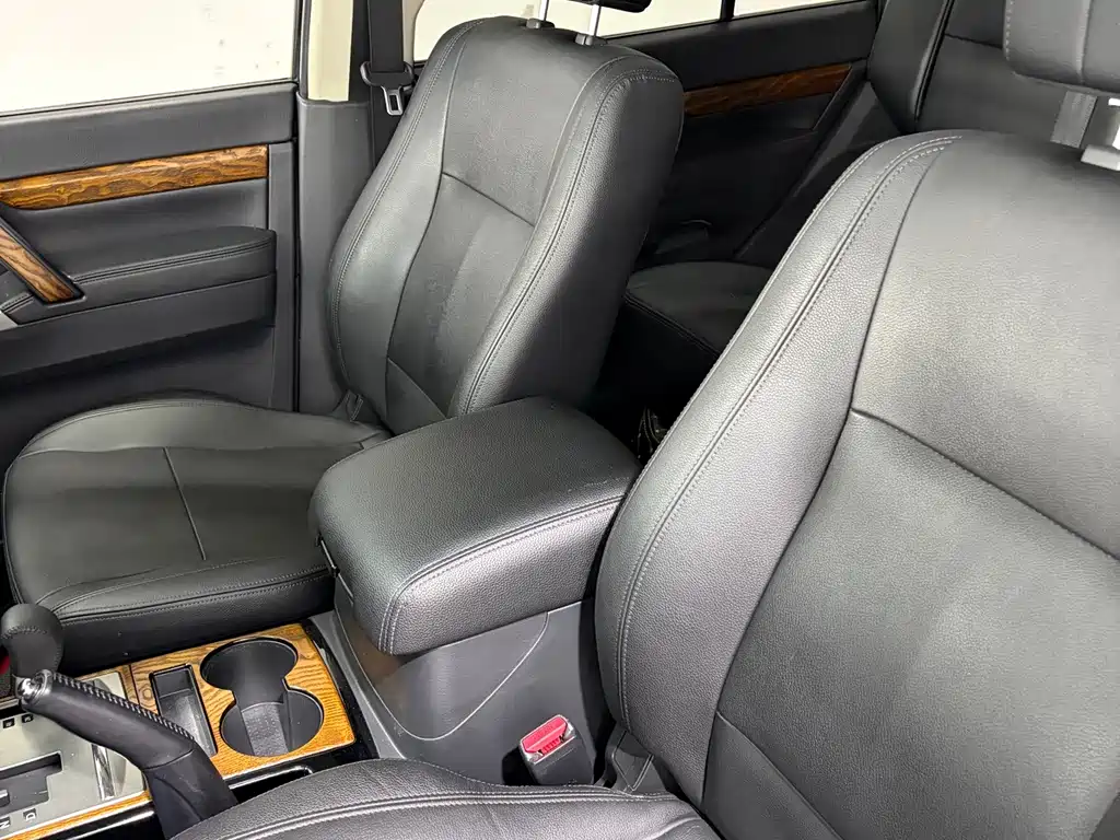 Mitsubishi Pajero (Import) — миниатюра 8