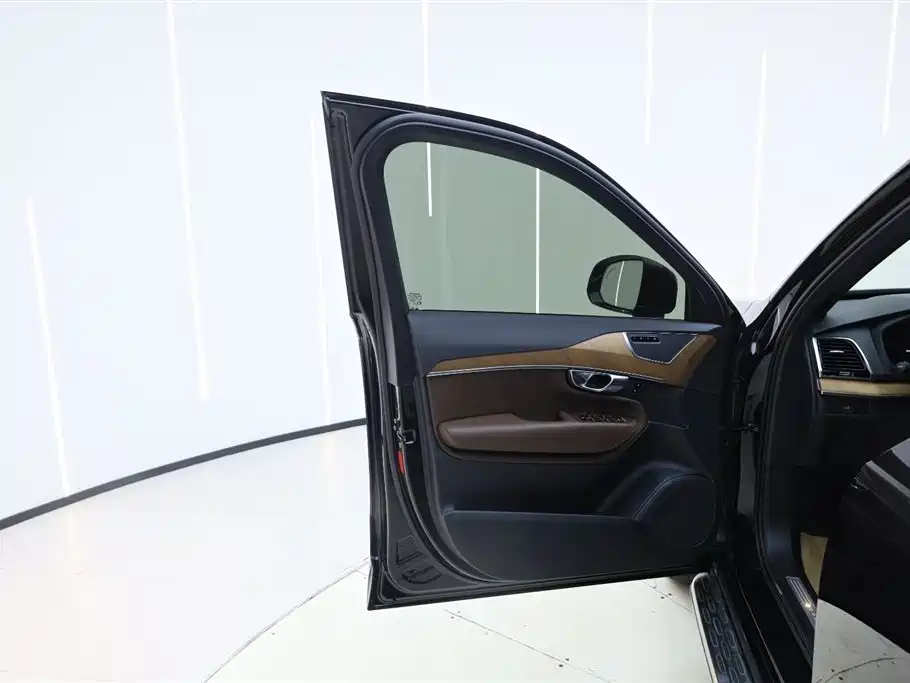 Volvo XC90 2024 B6 Luxury 7 мест