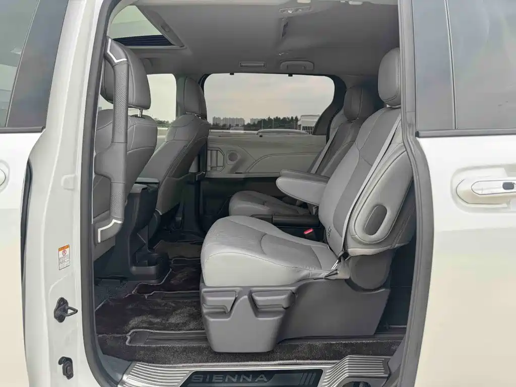Toyota Sienna — миниатюра 14