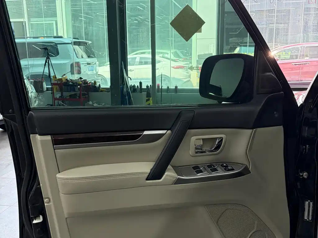 Mitsubishi Pajero (Import) — миниатюра 11
