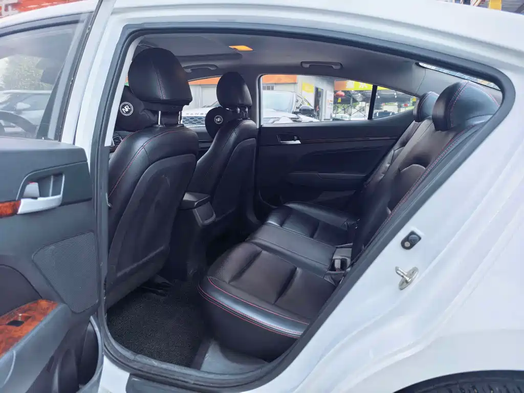 Hyundai Elantra — миниатюра 11