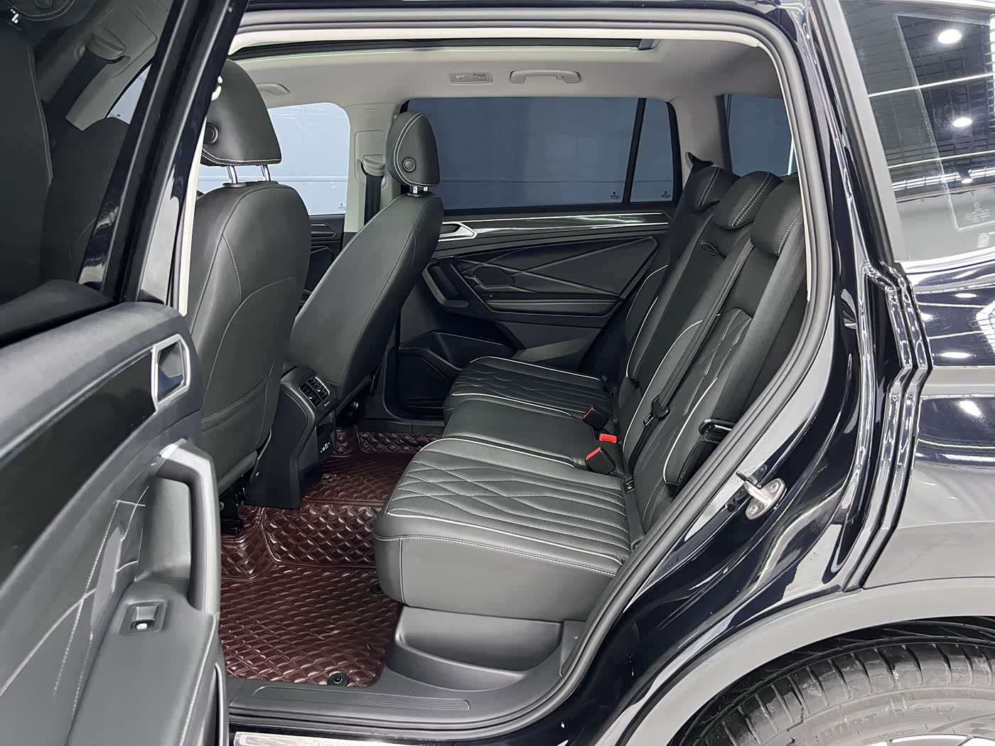 Volkswagen Tiguan L 1.4 л 2023 г. Чёрный, пробег 24000 км