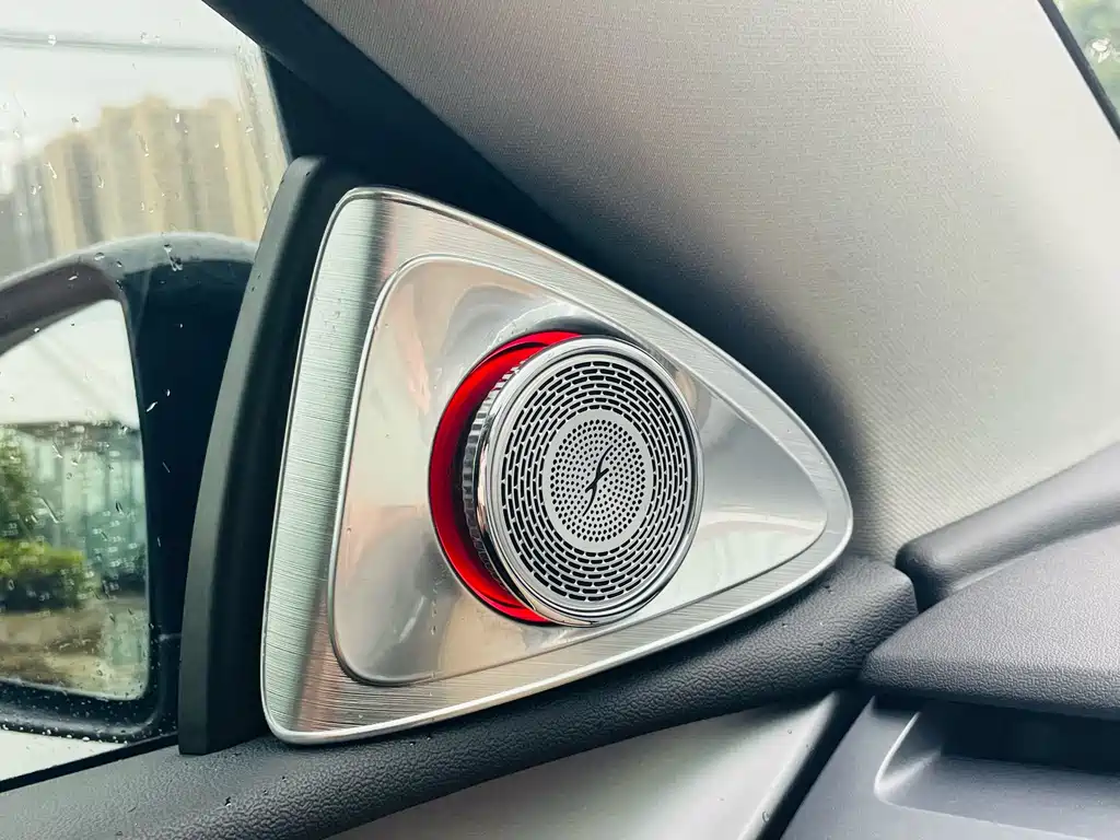 Tesla Model Y — миниатюра 13