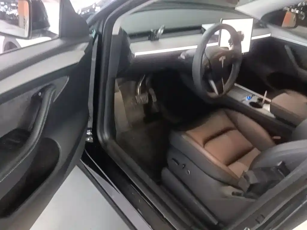 Tesla Model Y — миниатюра 16