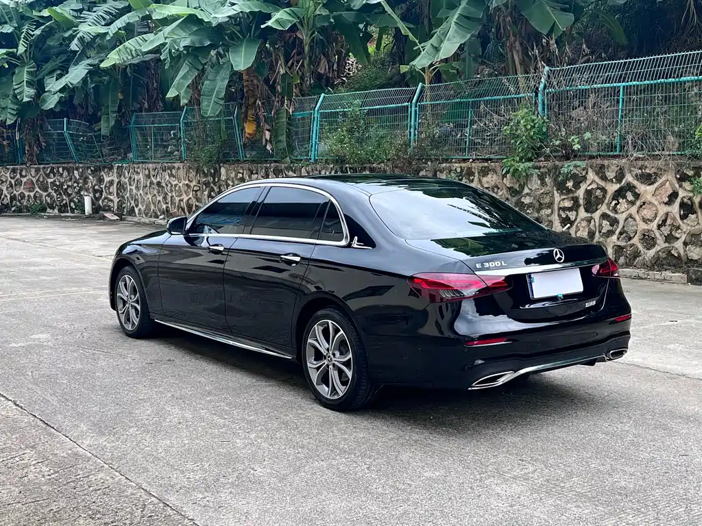 Mercedes-Benz E-Class — миниатюра 7