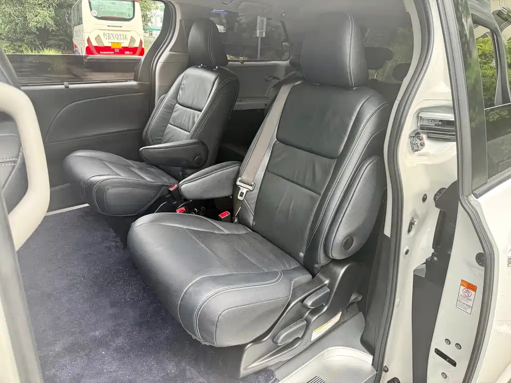 Toyota Sienna — миниатюра 9