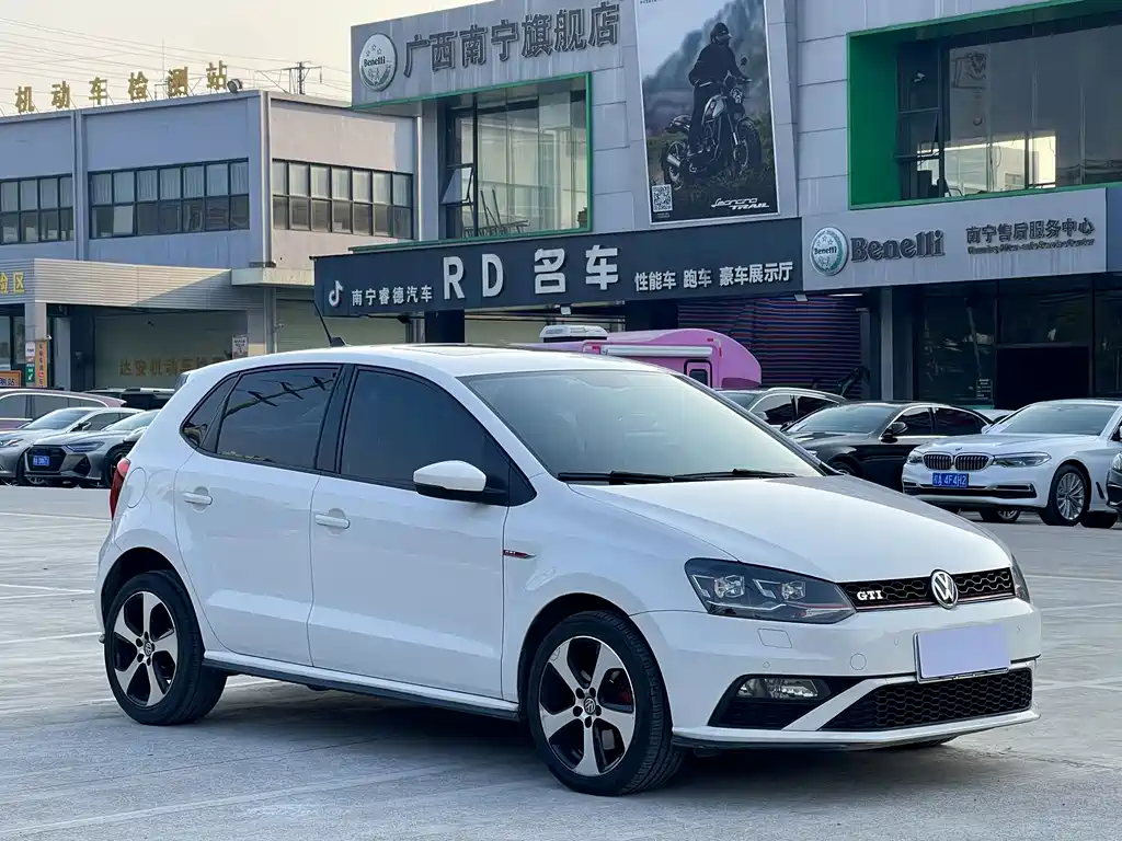 VOLKSWAGEN POLO