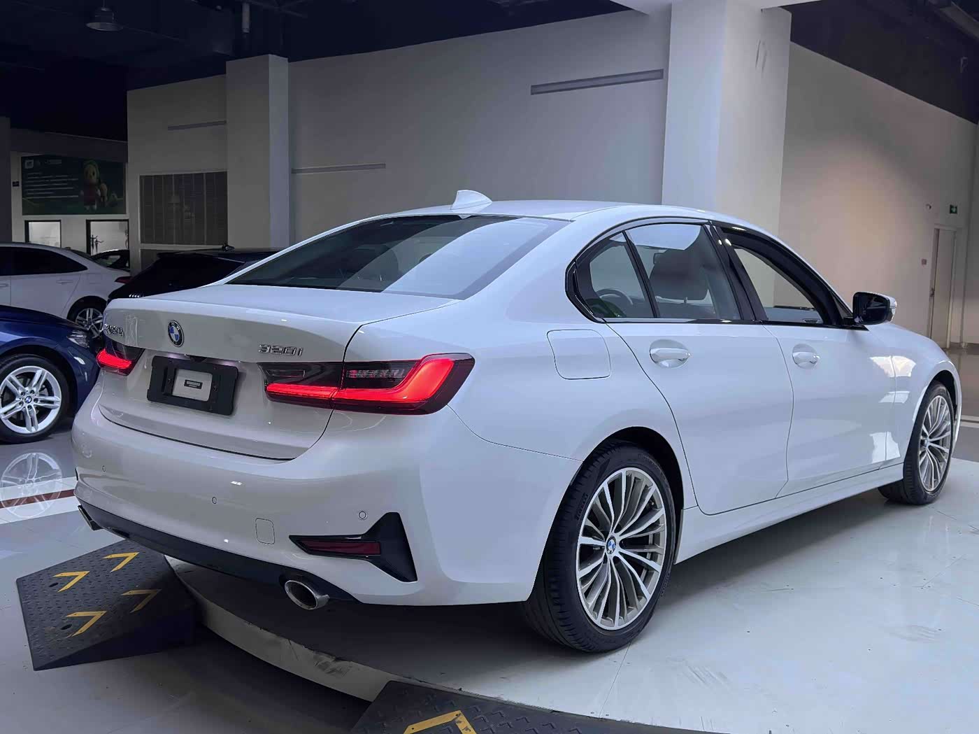 BMW 3 Series 2.0 л 2022 г. Белый, пробег 43800 км