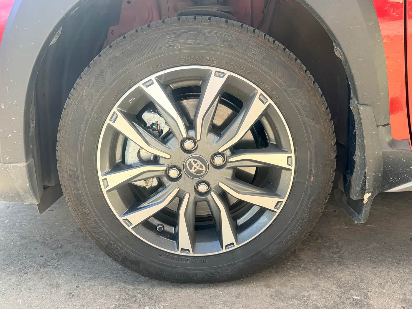Toyota YARiS L Zhi Xuan 1.5 л 2022 г. красный/фиолетовый, пробег 9000 км