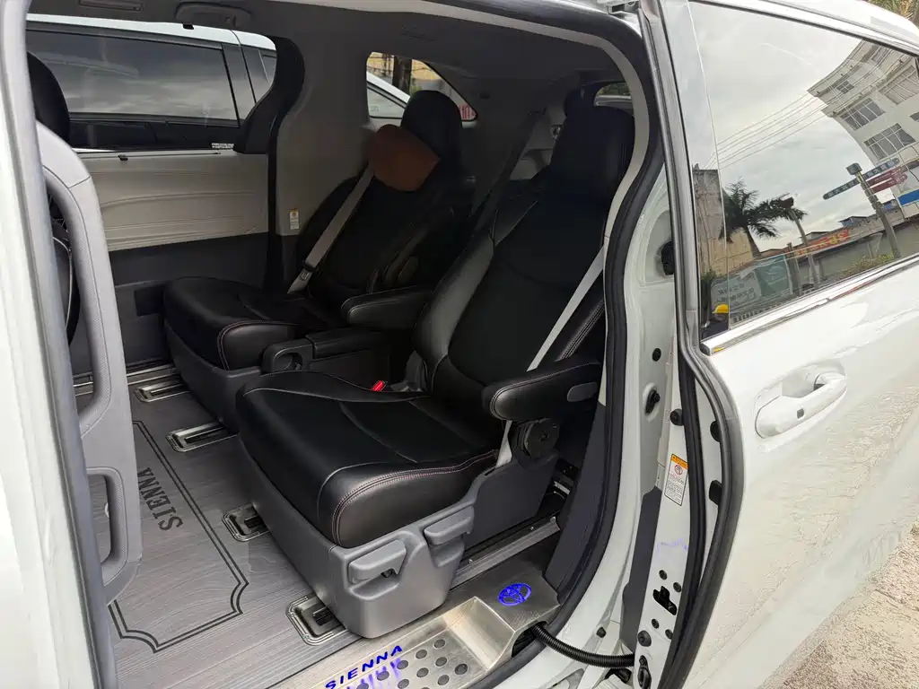 Toyota Sienna — миниатюра 9