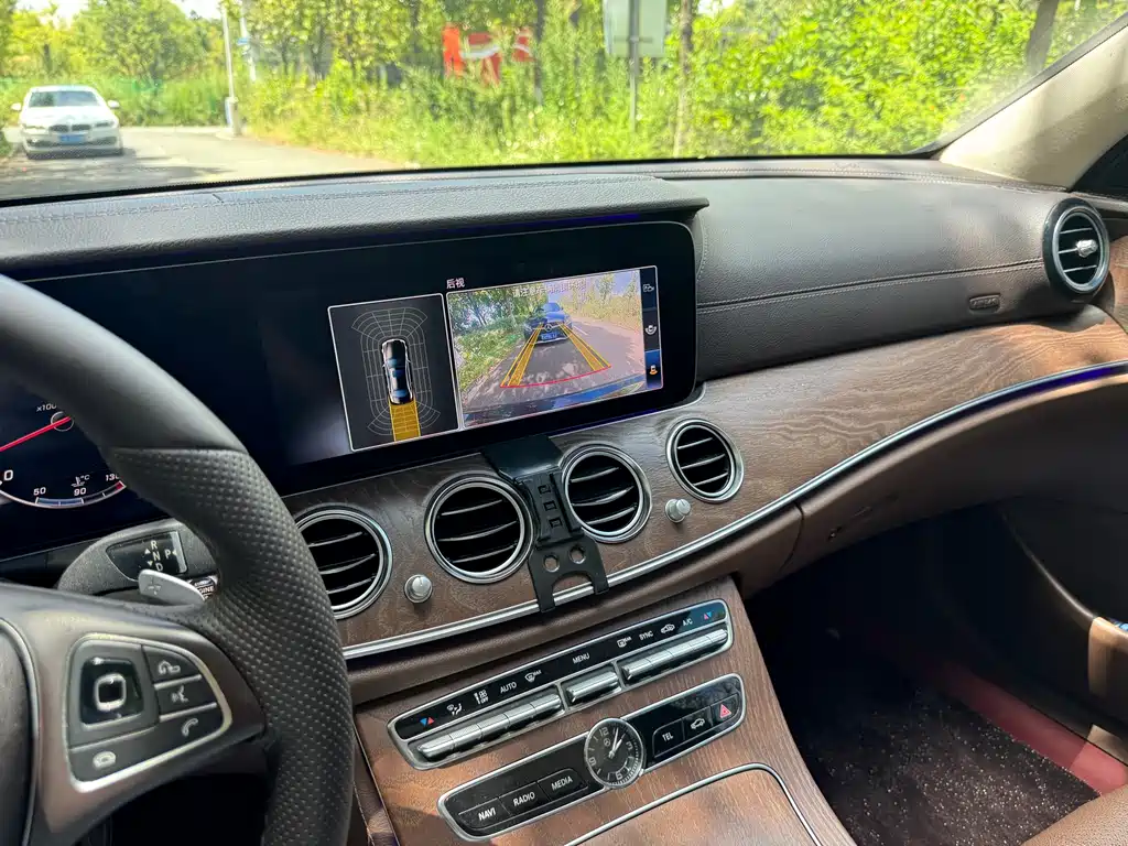 Mercedes-Benz E-Class — миниатюра 12