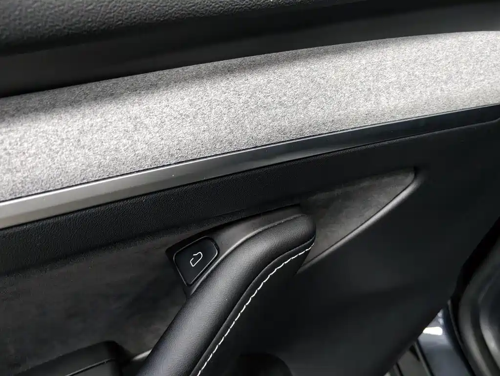 Tesla Model Y — миниатюра 7