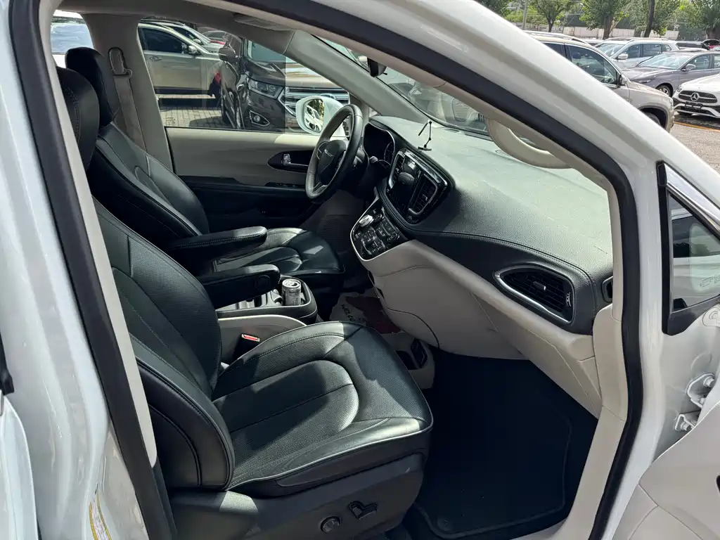 Chrysler Grand Voyager PHEV (Import) — миниатюра 7