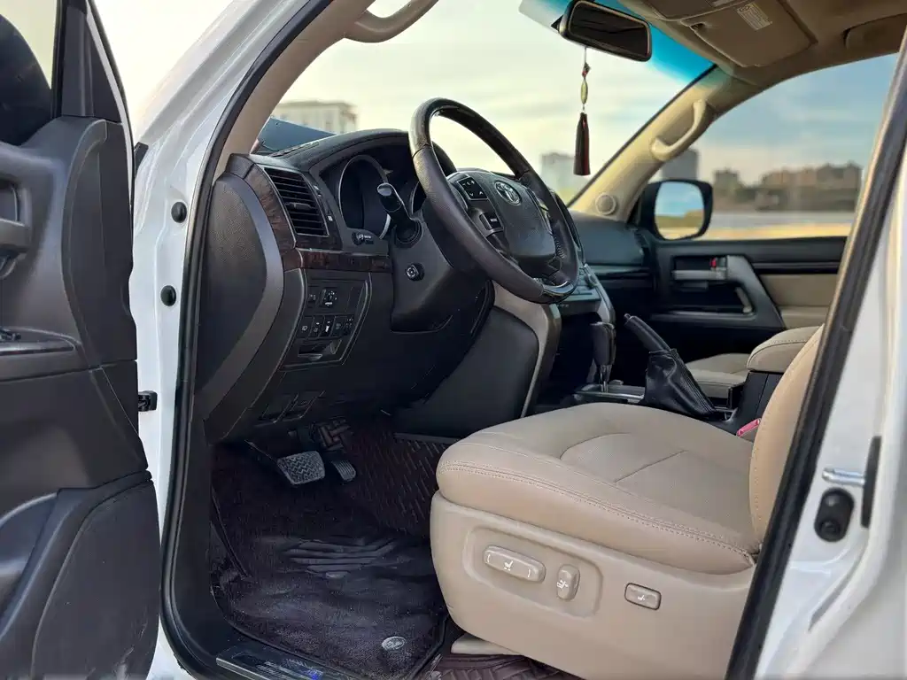 Toyota Land Cruiser 2011 5.7L AT