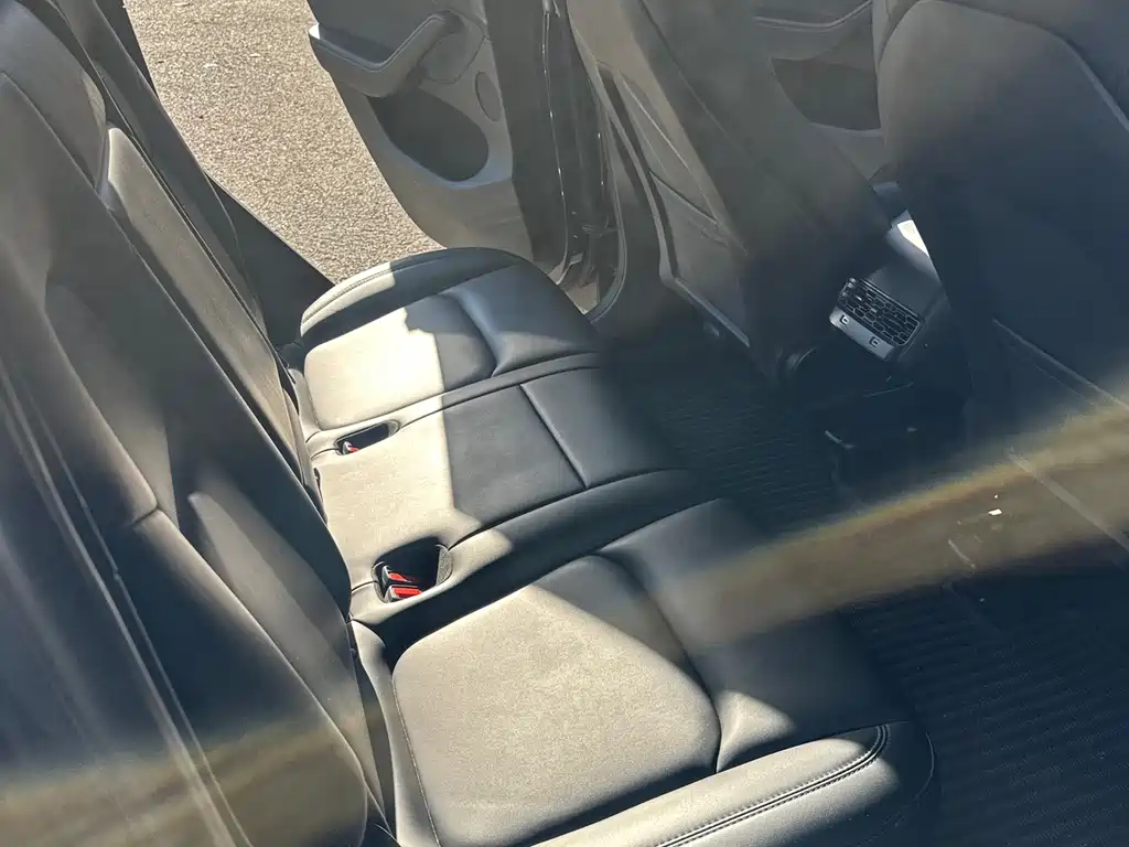 Tesla Model Y — миниатюра 5