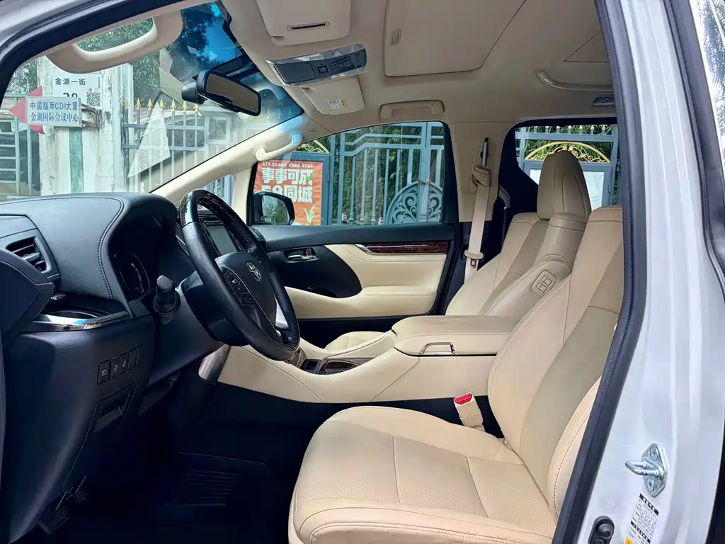 Toyota Alphard — миниатюра 4