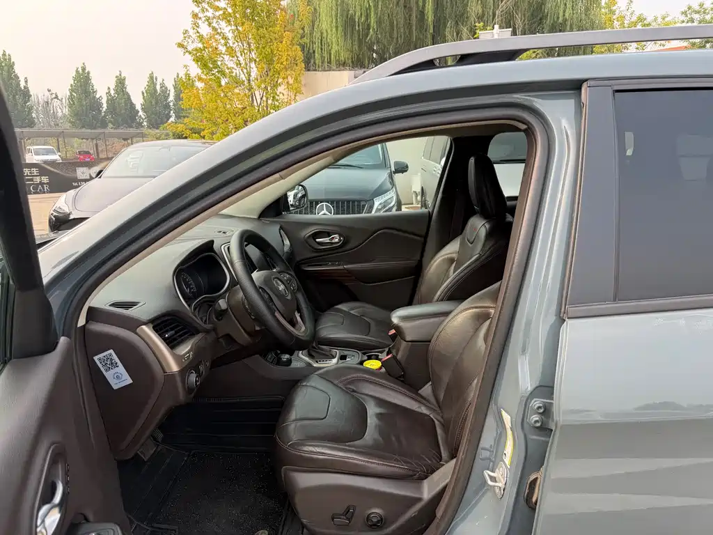 Jeep Cherokee (Import) — миниатюра 4