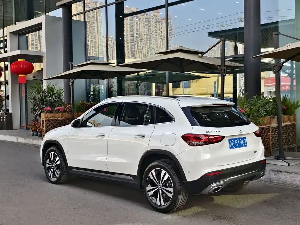 MERCEDES-BENZ GLA
