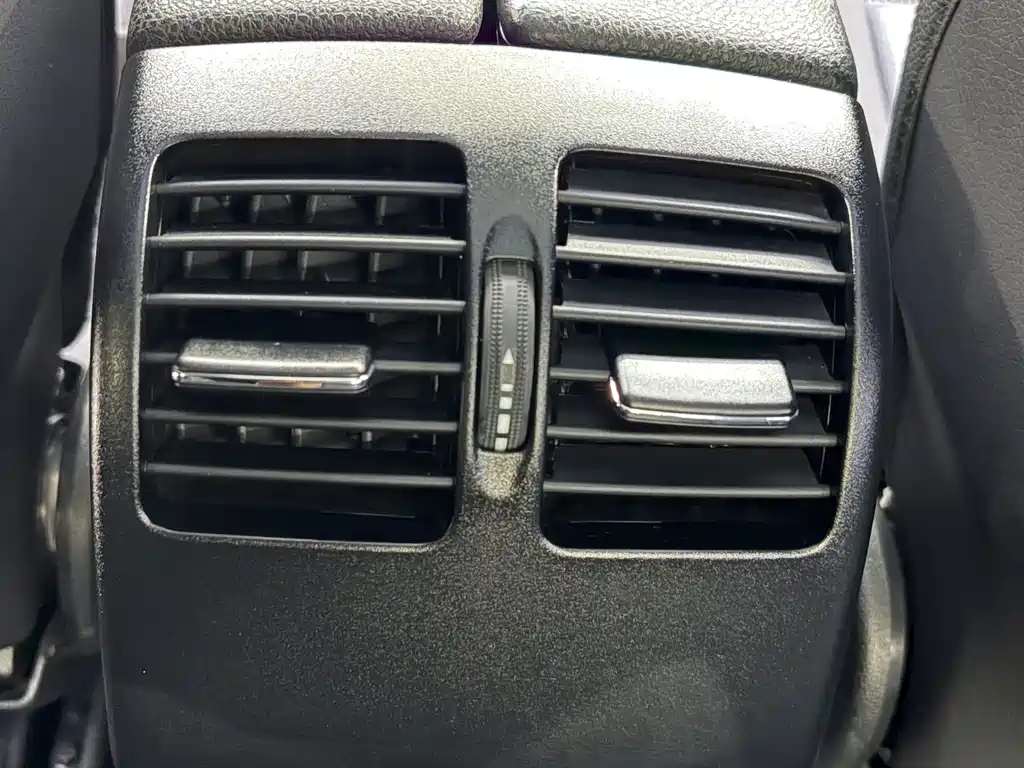 Mercedes-Benz C-Class (Import) — миниатюра 12