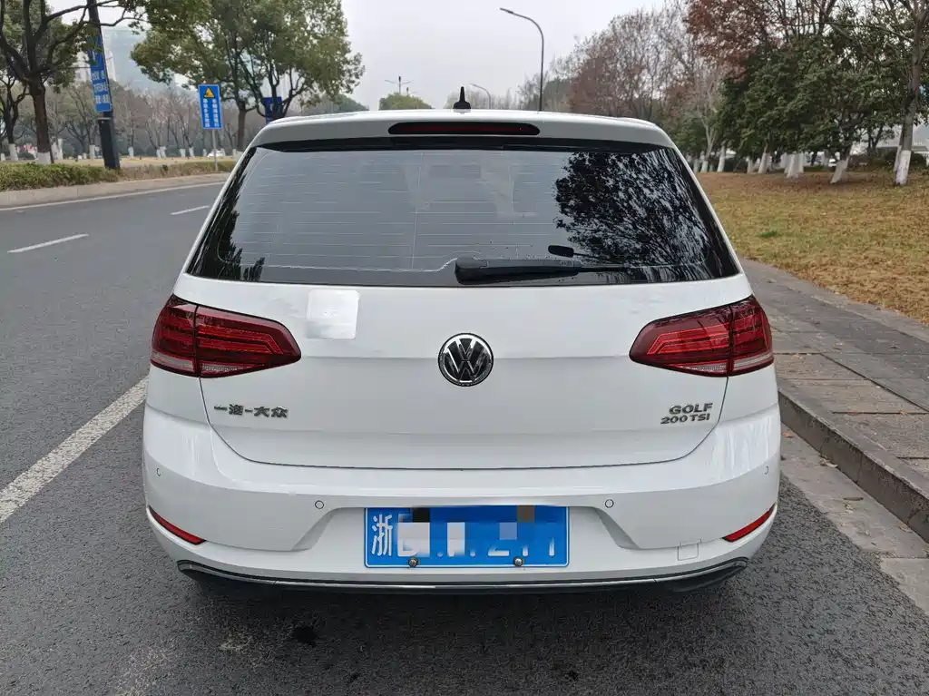VOLKSWAGEN GOLF