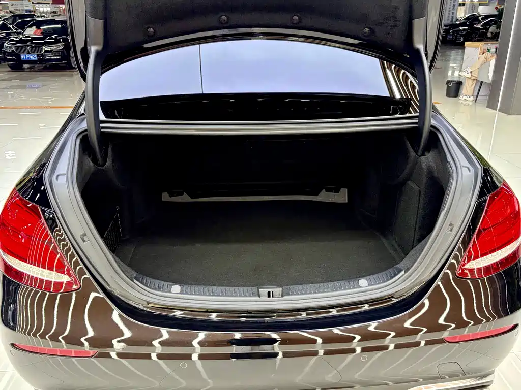 Mercedes-Benz E-Class — миниатюра 10