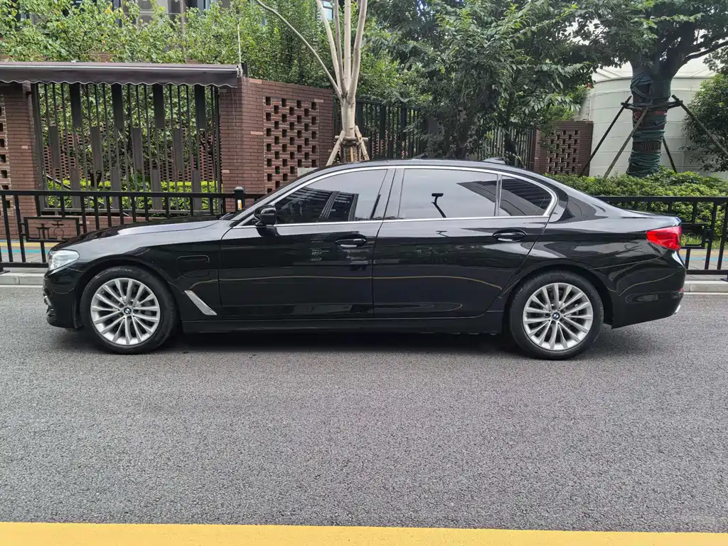 BMW 5 Series New Energy — миниатюра 7