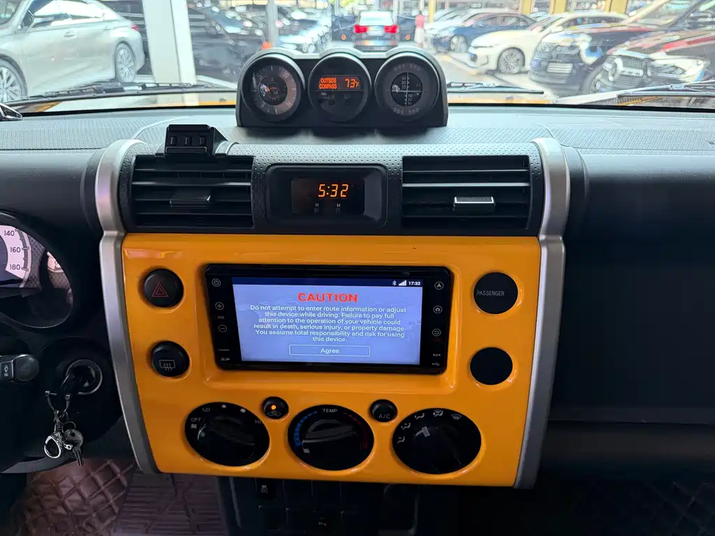 Toyota FJ Cruiser — миниатюра 9