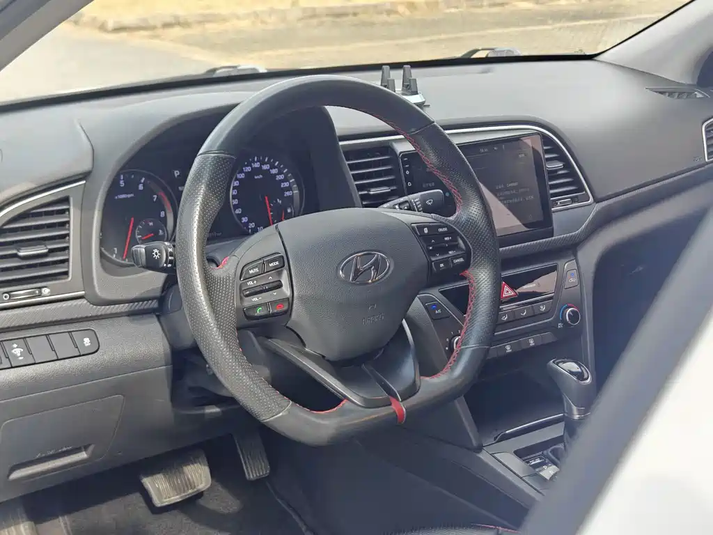 Hyundai Elantra — миниатюра 6