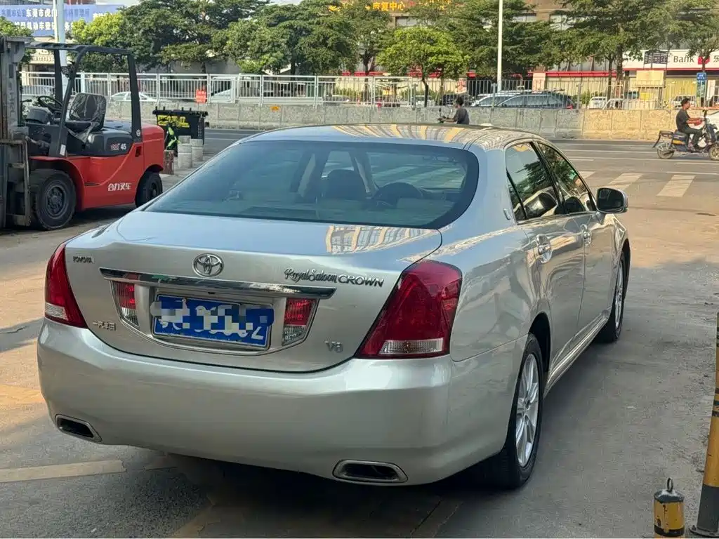 Toyota Crown — миниатюра 3