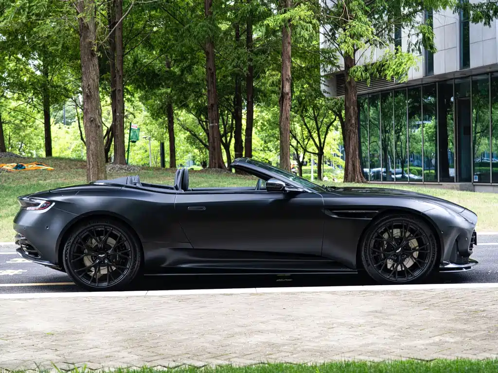 Aston Martin DB12 — миниатюра 5
