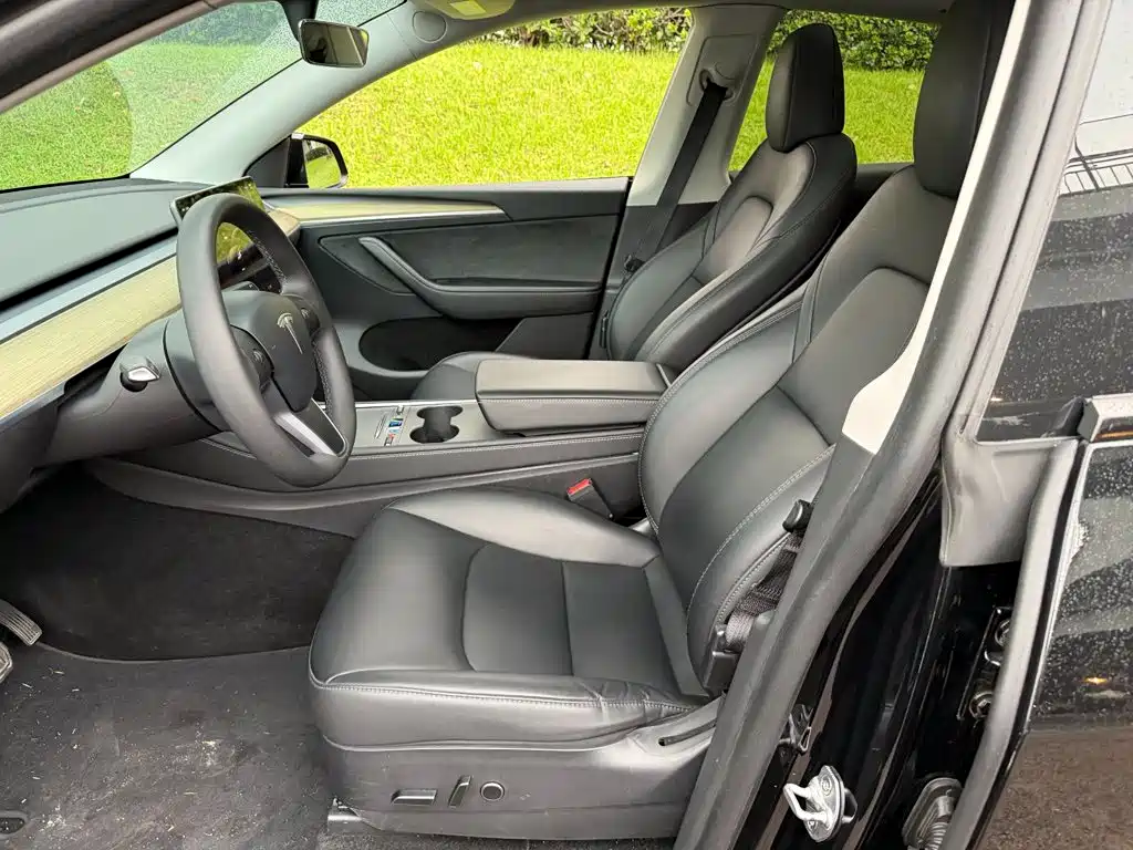 Tesla Model Y — миниатюра 8