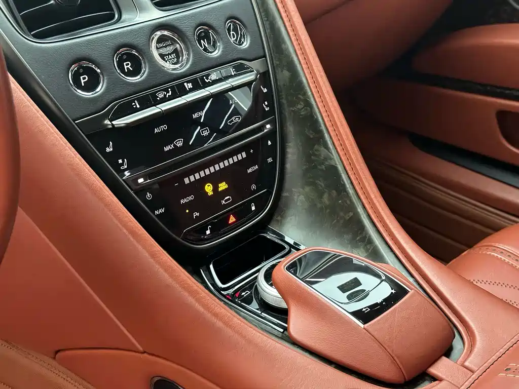 Aston Martin DB11 — миниатюра 29
