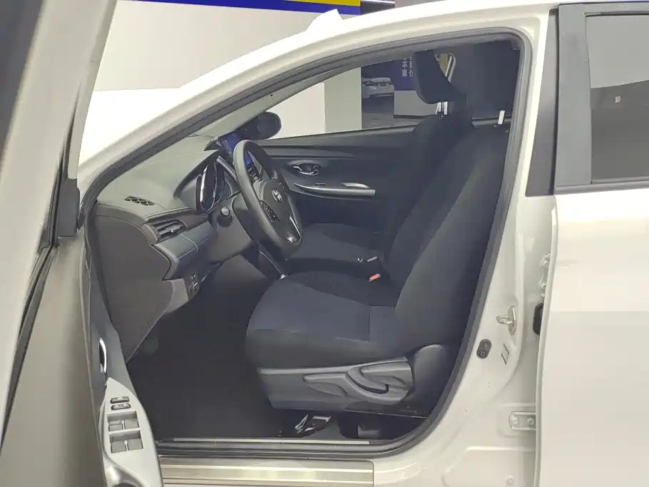 Toyota Yaris L — миниатюра 9