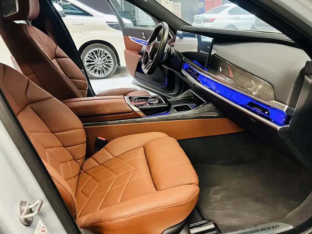 BMW 7 Series — миниатюра 23