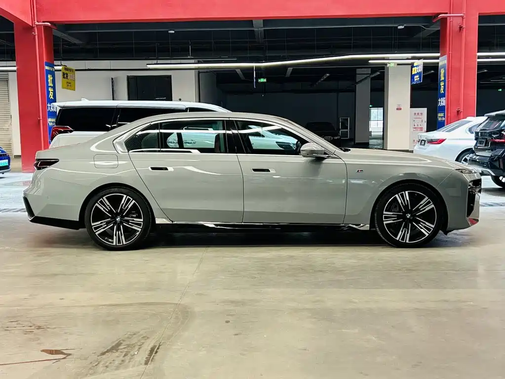 BMW 7 Series — миниатюра 7