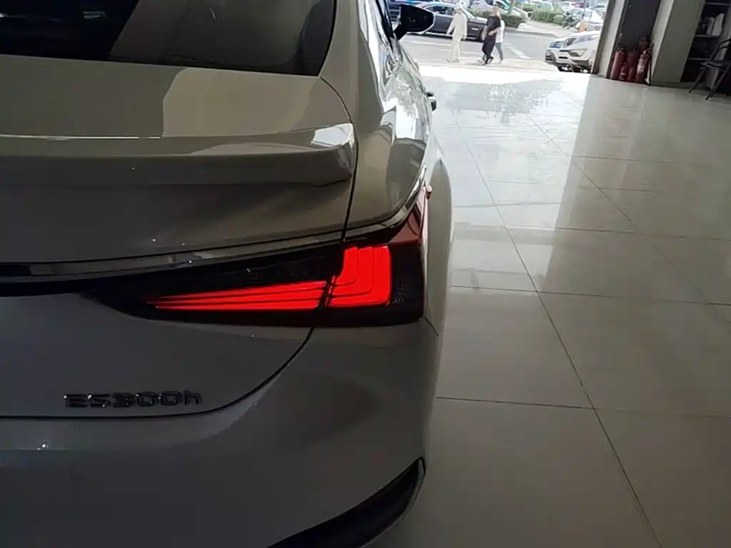 Lexus ES — миниатюра 8
