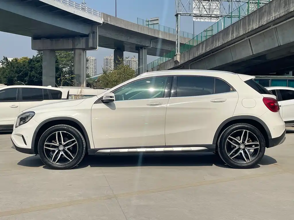 MERCEDES-BENZ GLA